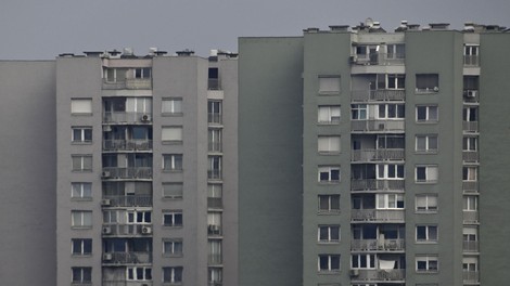 Stanovalci ljubljanskega naselja živijo v strahu: "Vstopajo v bloke, nadlegujejo stanovalce ob izhodu ..."