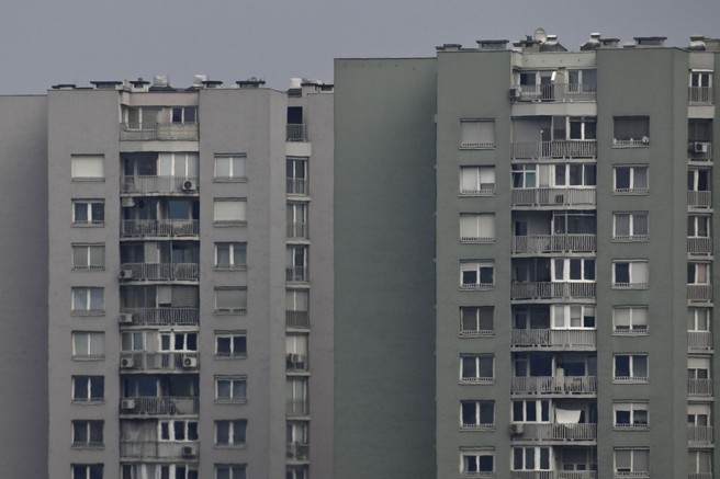 Stanovalci ljubljanskega naselja živijo v strahu: "Vstopajo v bloke, nadlegujejo stanovalce ob izhodu ..."