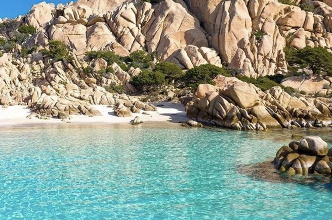 To skrito rajsko plažo v naši bližini mnogi primerjajo s Tahitijem. Obiščite jo še letos!