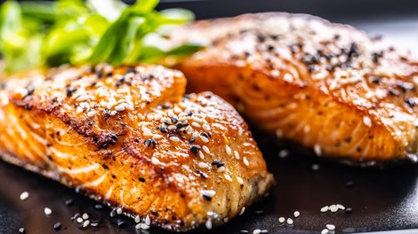 Kako pripraviti lososa v ponvi po receptu svetovno znanega kuharja?