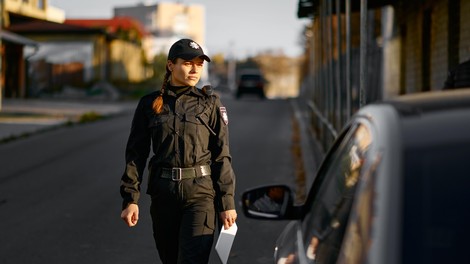 Lepa slovenska policistka je pritegnila veliko pozornosti: moški jo prosijo, naj jih aretira