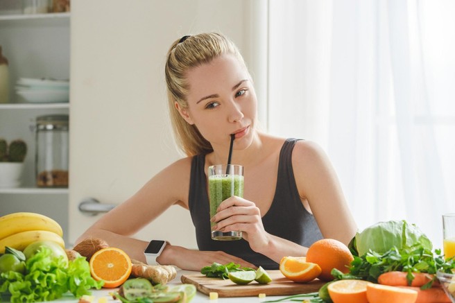 Zeleni zaklad za vitko postavo: Pozabite na neokusne zelene praške, to je naravni zeleni eliksir, ki je še bolj koristen za zdravje in hujšanje (obožujejo ga tudi zvezdnice)