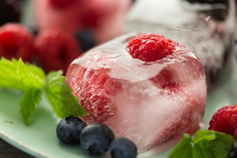 Naredite si osvežilne ledene kocke s sadjem.
