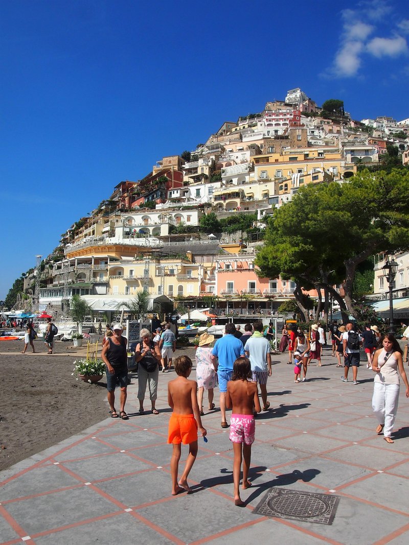 Obala vzdolž spektakularne obale Amalfi je ena najlepših na svetu in je zaščitena s strani Unesca.