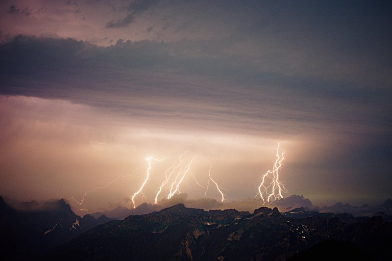 Kaj storiti, če vas v hribih ujame nevihta? (foto: Profimedia)