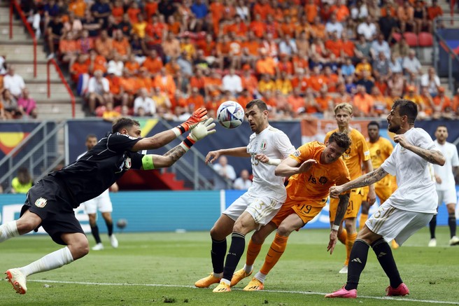 Šok v Parizu: vlomilci vdrli v hišo znanega nogometaša, njega in njegovo izbranko so zvezali in slekli