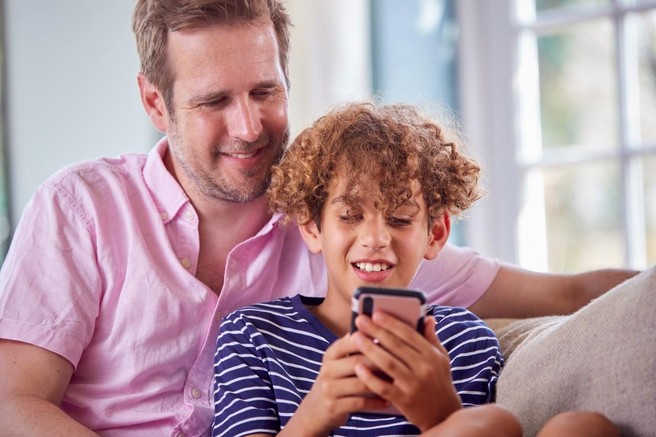 Posledice iz otroštva: TAKO se odraža, če ste bili v otroštvu žrtev očetovega čustvenega zanemarjanja