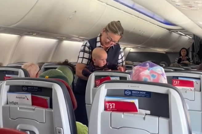 Stevardesa navdušila po tem, ko je pomirila nemirnega dojenčka in potnikom omogočila mir
