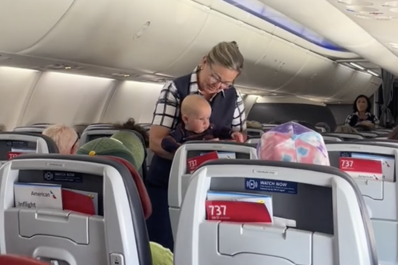 Stevardesa navdušila po tem, ko je pomirila nemirnega dojenčka in potnikom omogočila mir (foto: TikTok @hannahellenart (Posnetek zaslona))