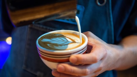 6 zaskrbljujočih znakov, da pretiravate z uživanjem kofeina