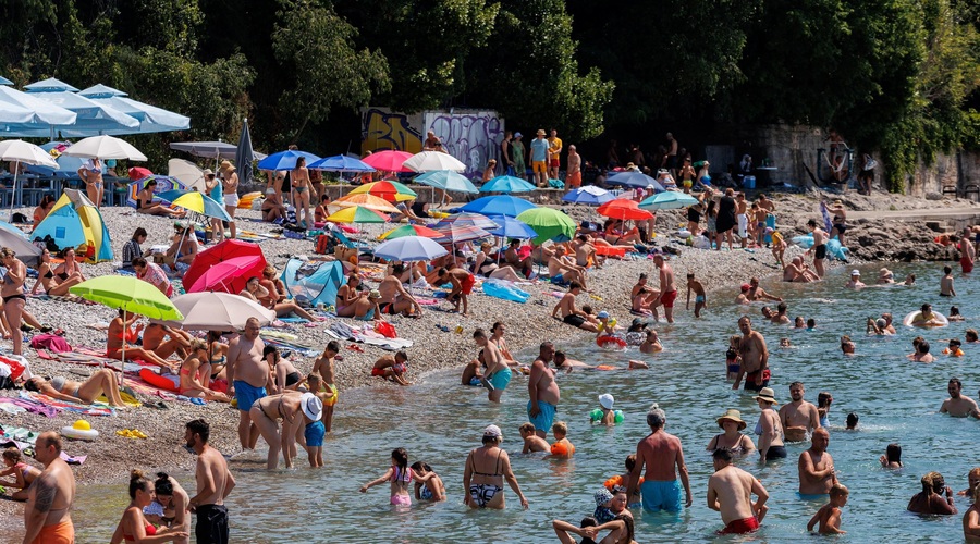 "Prične se s povišano temperaturo in spremembami okoli ust": Vse, kar morate vedeti o virozi, ki razsaja v tem času (foto: Profimedia)