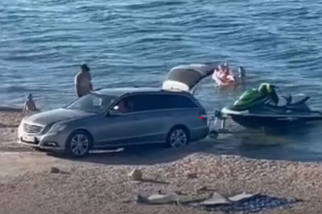 "Nekdo bi ga moral oklofutati in potisniti v morje!" Posnetek turista na Jadranu poskrbel za zgražanje (VIDEO)