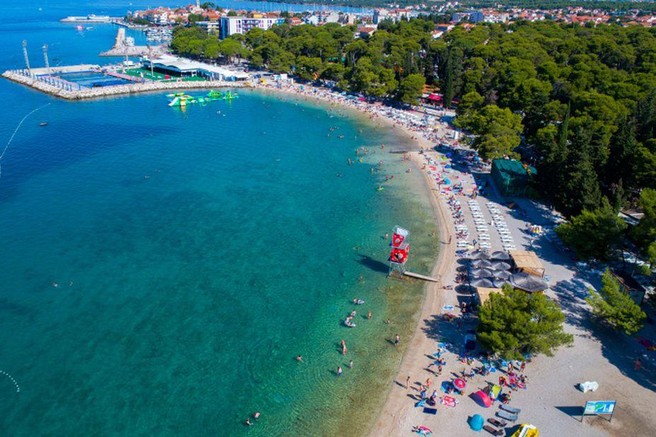 Želite preživeti čim bolj zanimive počitnice s svojo družino? Za vas imamo seznam petih plaž, kjer se boste lahko brezskrbno zabavali in uživali. Katere plaže so odlična izbira za lahkoten družinski oddih? ➡️