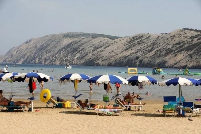 Rajska plaža (Lopar, otok Rab) Ena izmed plaž primernih tudi za družine z otroki se nahaja 12 kilometrov od mesta …