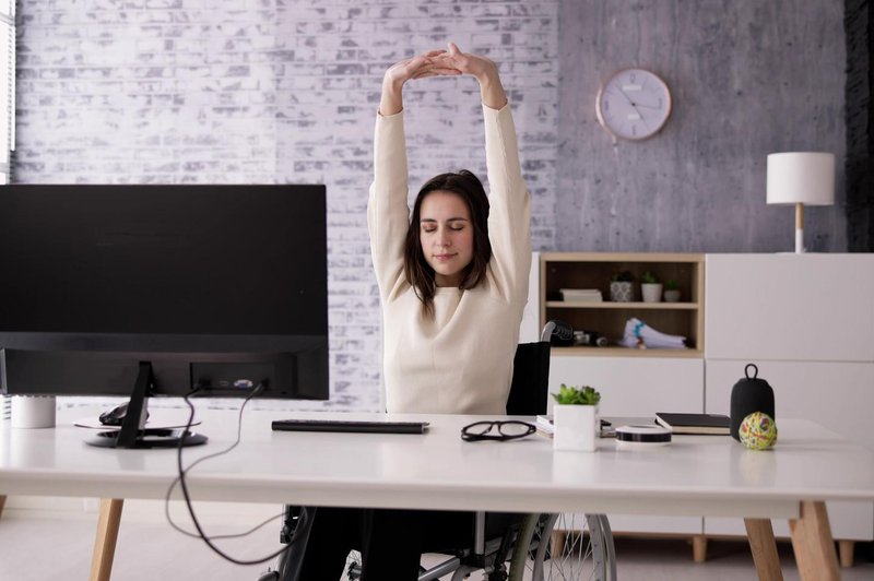 V 1 minuti lahko poskrbite za dobro počutje kar med delom (ni vam treba niti vstati s stola) (foto: Profimedia)