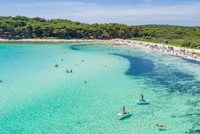 Sakarun (Dugi otok) Na severnem delu Dugega otoka se nahaja 800 metrov dolga peščena plaža, ki je obkrožena z borovim …