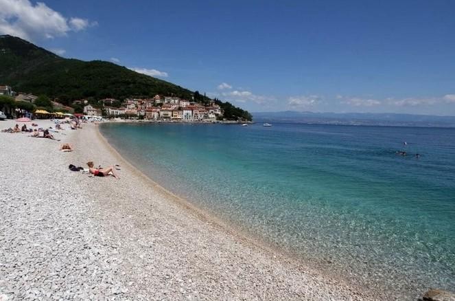 Sipar (Mošćenička Draga) Čisto morje, lepa okolica in veliko sence so ene izmed prednostih glavne plaže v Mošćenički Dragi, ki …