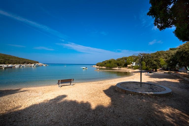 Slatina (Martinšćica, otok Cres) Ena izmed fantastičnih plaž za družine predstavlja del kampa Slatina, kjer so dobrodošli tudi psi, saj …