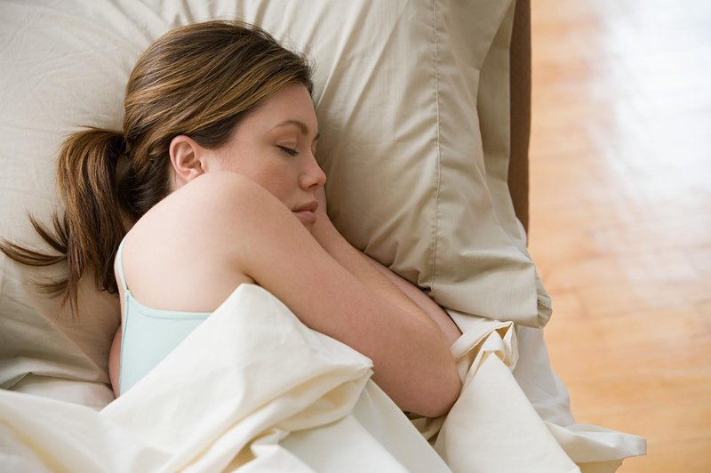 Spite na levem boku, ne na trebuhu: Strokovnjaki razkrivajo, kako bi ženske morale spati za najboljši spanec in počutje (foto: Profimedia)