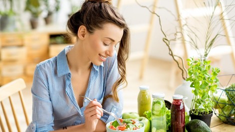 Dostopno in koristno živilo, ki ga morajo vse ženske nad 50. let vključiti v svoje obroke: Zmanjšuje simptome menopavze in poskrbi za ravnovesje hormonov