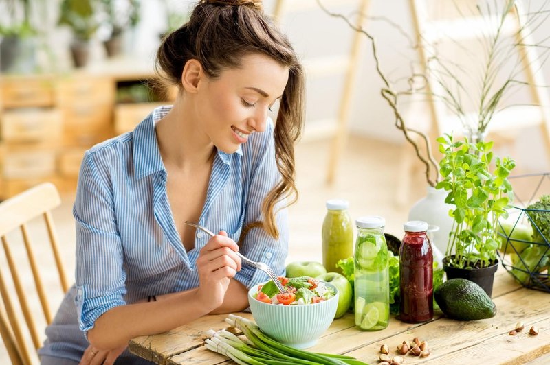 Dostopno in koristno živilo, ki ga morajo vse ženske nad 50. let vključiti v svoje obroke: Zmanjšuje simptome menopavze in poskrbi za ravnovesje hormonov (foto: Profimedia)