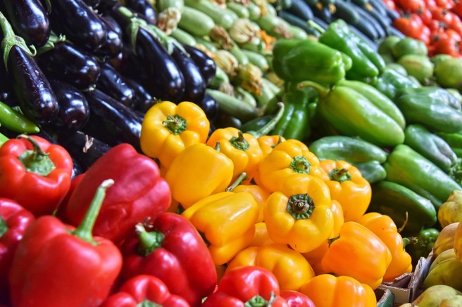Kakšna je razlika med zeleno, rumeno in rdečo papriko in zakaj so nekatere vedno dražje? Razlika je in je pomembna!