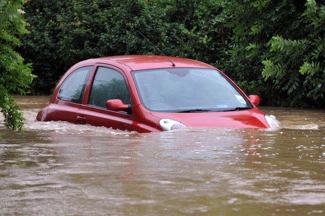 Apokaliptični prizori iz vse Slovenije: sirene, evakuirani prebivalci, plavajoči avtomobili, kraji odrezani od sveta, reševanje s helikopterjem
