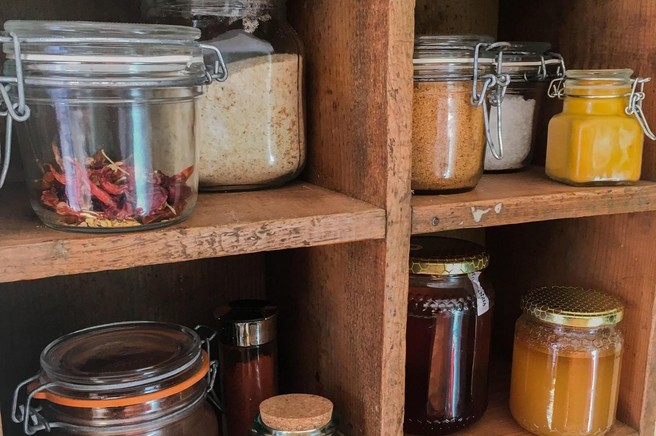 NIJZ opozarja: Tako morate ravnati s hrano, ki se je nahajala v poplavljenih prostorih! (+ navodila za prekuhavanje vode)