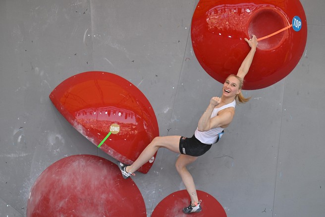 Janja Garnbret že sedmič svetovna prvakinja, komentirala pa je tudi trenutno stanje v Sloveniji