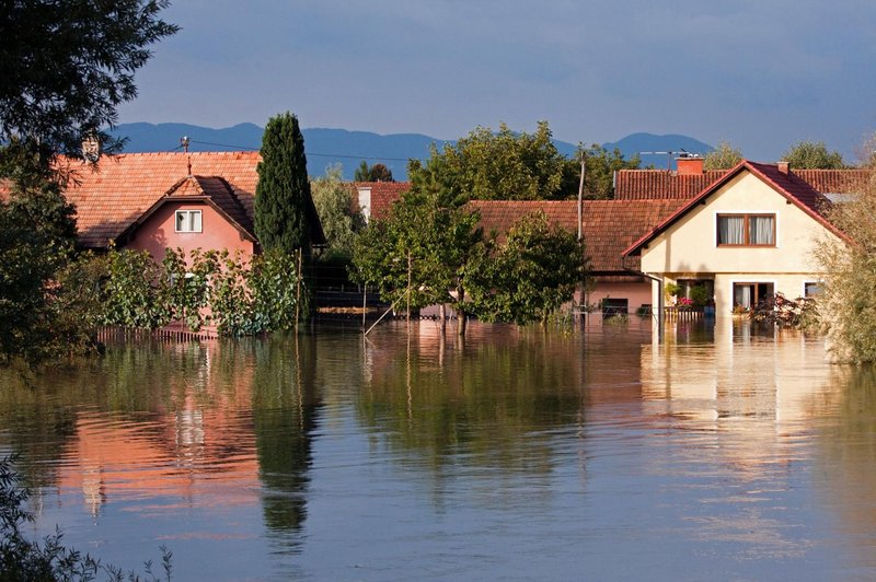 Kako in kje lahko pomagate tistim, ki so v poplavah izgubili vse? (+ kaj organizacije sedaj najbolj potrebujejo?) (foto: Profimedia)