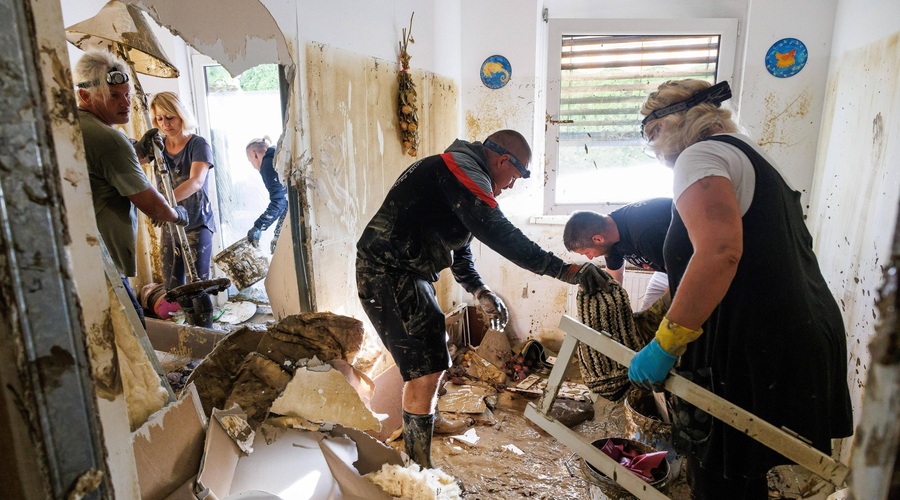V humanitarnih društvih vlada kaos: nekateri si za delo želijo plačilo, drugi s svojo donacijo povzročajo dodatno delo (foto: Profimedia)