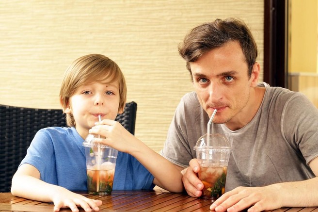 Ne boste verjeli: TOLIKO sladkorja se skriva v ledenem čaju svetovno znane verige restavracij s hitro prehrano