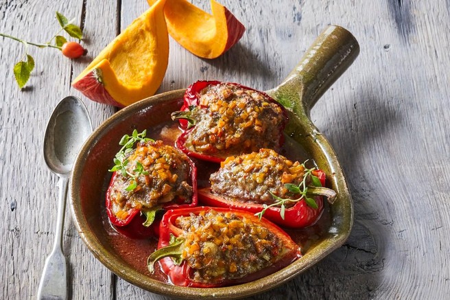 Še nimate ideje za današnje poletno kosilo? Poskusite te polnjene paprike, ki jih je zdaj še lažje pripraviti (RECEPT)