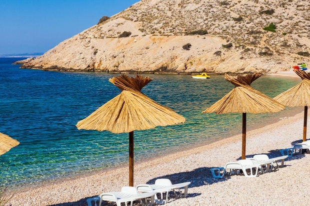 Velja pa še omeniti, da do plaže Oprna ni mogoč dostop z avtom, tako, da se boste tja morali odpraviti …
