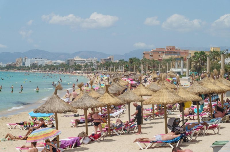 Ne boste verjeli, na kakšen način se želijo znebiti turistov na priljubljenih plažah (foto: Profimedia)