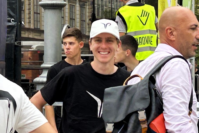 Tadej Pogačar in tisoče navijačev sredi Ljubljani s selfiji in avtogrami zbirali denar za prizadete v poplavah