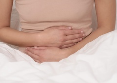 Ljudje, ki so imeli raka debelega črevesa, razkrivajo simptome, na katere morate biti pozorni