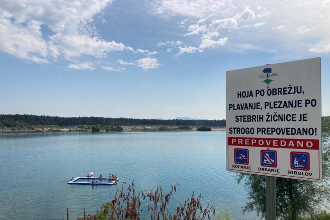 Kopanje psov in ljudi v priljubljeni slovenski gramoznici ni več varno: razkrit razlog zastrupitve treh psov?