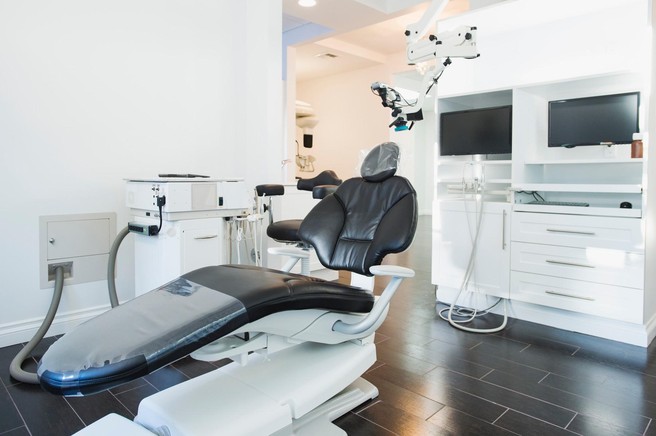 Ženska umrla po puljenju zob v ordinaciji, zobozdravnika so aretirali