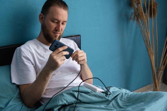 Proizvajalec telefonov opozarja: "ZATO nikoli ne bi smeli spati poleg telefona, ki se polni"