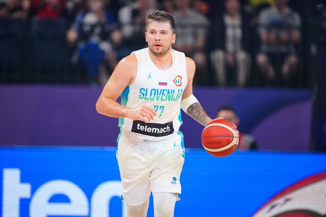 Luka Dončić obnorel Okinavo. Nad Dončićmanijo presenečen tudi oče Sašo, ki uživa v vlogi gledalca