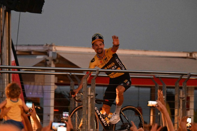 Ta fotografija Primoža Rogliča vam bo stopila srce: mali Lev na Vuelti v očkovem naročju