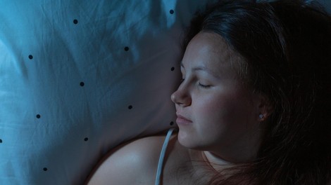 Zakaj bi morali v posteljo vedno ob isti uri in kaj pomeni, če zaspite v manj kot 5 minutah (Strokovnjakinja pravi, da je to slab znak!)