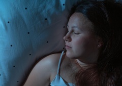 Če sredi noči v hiši zaznate ta vonj, nikar ne prižigajte luči ali telefona: opozarja vas na veliko nevarnost, ključno je, da takoj zapustite dom