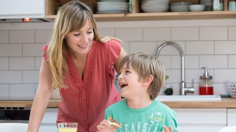Katerih besed starši ne bi smeli govoriti svojim otrokom med obrokom? (Strokovnjaki pojasnjujejo)