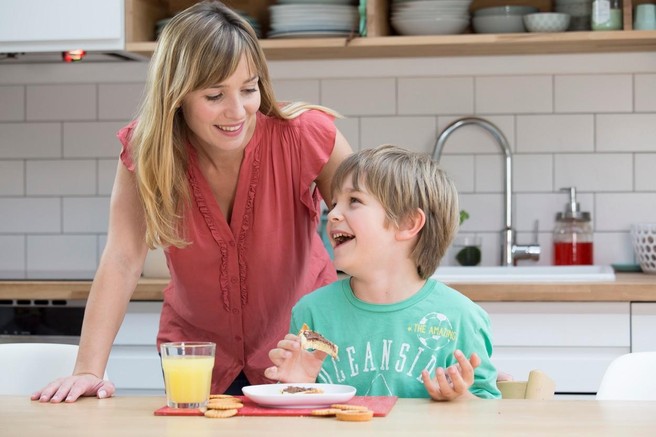 Katerih besed starši ne bi smeli govoriti svojim otrokom med obrokom? (Strokovnjaki pojasnjujejo)