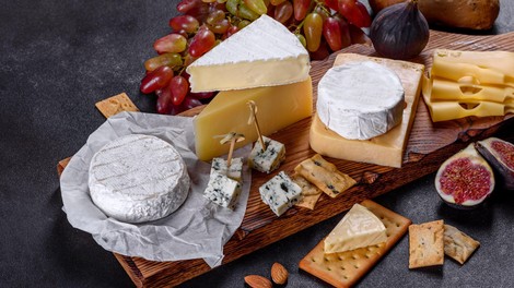 Odpoklic živila: umika se priljubljen sir, vzrok je prisotnost nevarne bakterije