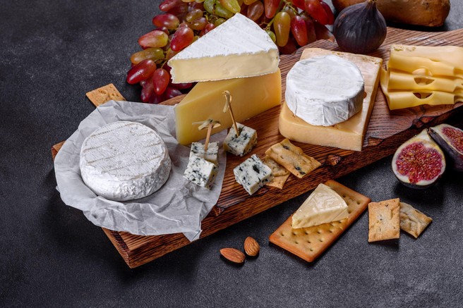 Odpoklic živila: umika se priljubljen sir, vzrok je prisotnost nevarne bakterije