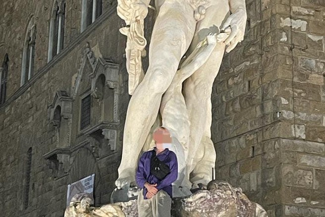 Turist splezal na znamenito fontano in jo uničil, želel se je fotografirati