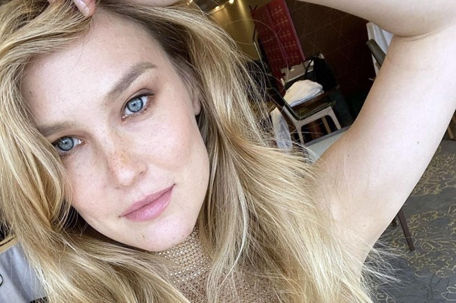 Blond dekle z modrimi očmi dela selfie